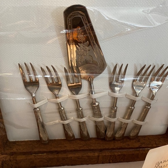 VTG. Dessert Plate and 6 Cake Forks In Original Box with Certificate - Italy - Picture 3 of 13